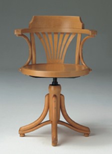 THONET POLTRONCINA GIREVOLE ALZABILE Michael Thonet Modello originale in faggio curvato a vapore.
Sedile in legno stampato .Girevole ed alzabile .Colori: naturale, noce, nero.